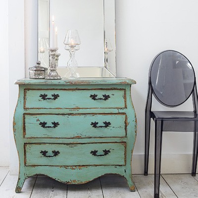 Shabby Chic Antique Furniture on New Year Consider Refinishing A Piece Of Furniture In The Shabby Chic